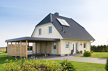 ECO System HAUS – Vario-Haus mit hellem Stein, weißen Fenstern und dunklem Dach