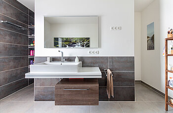 ECO System HAUS – Badezimmer in grau-weiß, Ansicht Waschbecken