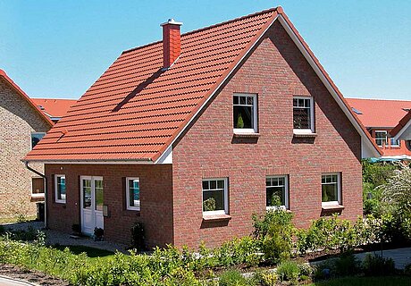 ECO System HAUS – Vario-Haus mit rotem Stein, rotem Dach und weißen Fenstern