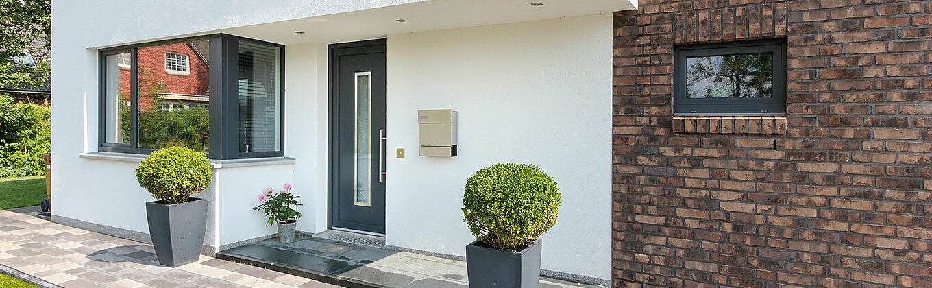 ECO System HAUS – Bauhaus Modern Classic mit weißem und rotbraunem Stein, Ansicht Eingangsbereich