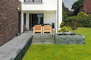 ECO System HAUS – Bauhaus Modern Classic mit weißem und rotbraunem Stein, Ansicht Terrasse