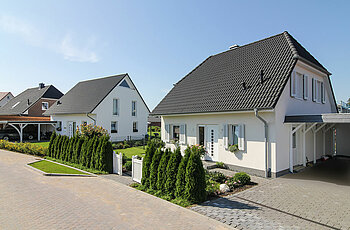 ECO System HAUS – Vario-Haus mit weißem Stein und dunklem Dach, Straßenansicht
