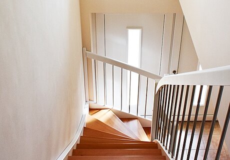 ECO System HAUS – Treppe aus Holz mit weißem Geländer