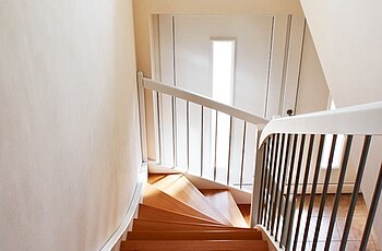 ECO System HAUS – Treppe aus Holz mit weißem Geländer