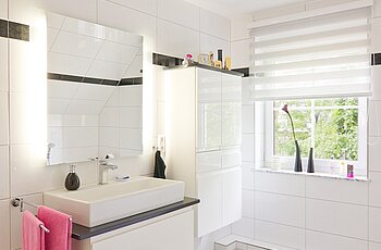 ECO System HAUS – Badezimmer in weiß, Ansicht Waschbecken