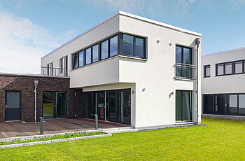 ECO System HAUS – Bauhaus Modern Classic mit weißem und rotbraunem Stein und großer Terrasse mit Garten