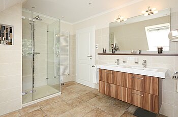 ECO System HAUS – Badezimmer in beige und weiß, Ansicht Dusche und Waschtisch