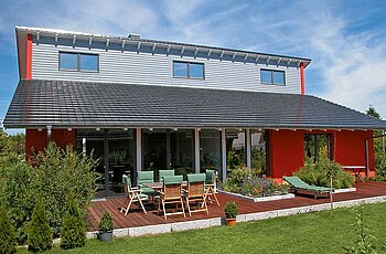 ECO System HAUS – Pultdachhaus mit rotem Stein und dunklem Dach