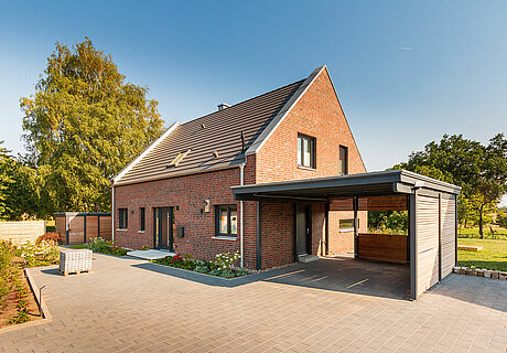 ECO System HAUS – Giebelhaus mit rotem Haus und braunem Dach