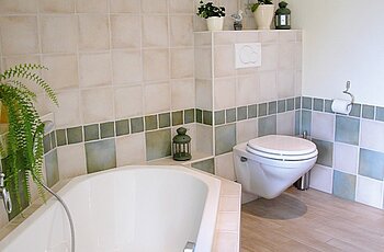 ECO System HAUS – Badezimmer mit Badewanne und WC