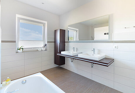ECO System HAUS – Badezimmer in grau und weiß, Ansicht Waschbecken