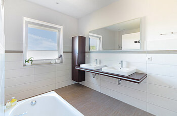 ECO System HAUS – Badezimmer in grau und weiß, Ansicht Waschbecken