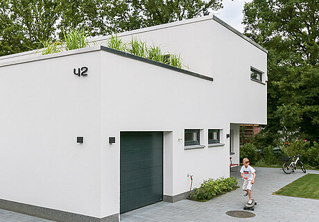 ECO System HAUS – Garage eines Modern Classic Hauses