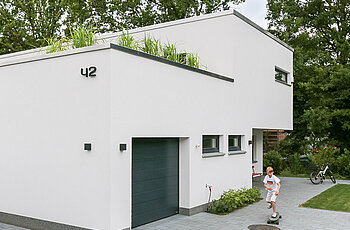 ECO System HAUS – Garage eines Modern Classic Hauses