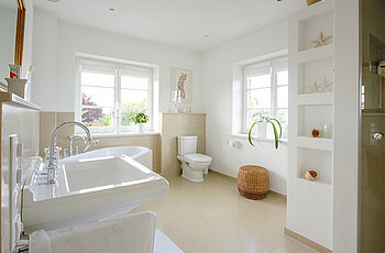 ECO System HAUS – Badezimmer in beige und weiß