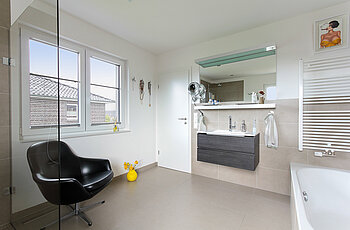 ECO System HAUS – Badezimmer in grau-beige mit Badewanne