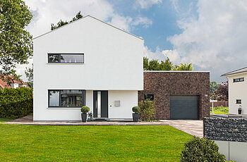 ECO System HAUS – Bauhaus Modern Classic mit weißem und rotbraunem Stein und dunkler Tür, Vorderansicht