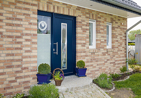 ECO System HAUS – Vario-Haus mit braun-beigem Stein und blauer Haustür