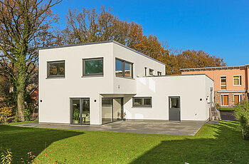 ECO System HAUS – Bauhaus Modern Classic mit hellem Stein und grauen Fenstern, Terrasse mit Garten