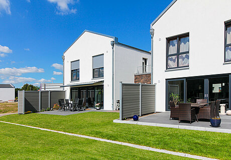 ECO System HAUS – Bauhaus Modern Classic mit weißem und rotbraunem Stein, Terrasse mit Garten
