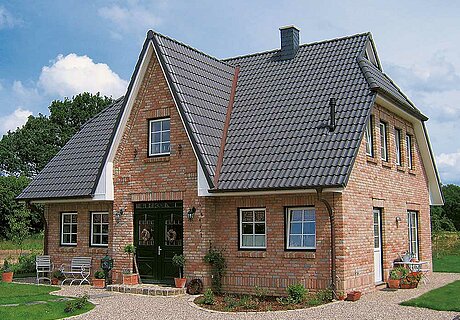 ECO System HAUS – Friesenhaus im Grünen mit rotem Stein und dunklem Dach