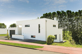 ECO System HAUS – Bauhaus Modern Classic mit weißem Stein und dunklen Fenstern, Straßenansicht