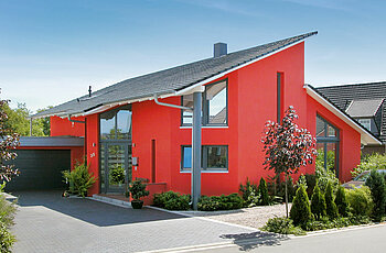 ECO System HAUS – Pultdachhaus mit rotem Stein, dunklem Dach und Garage