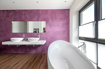 ECO System HAUS – Badezimmer in braun-rosa mit Badewanne und Waschbecken