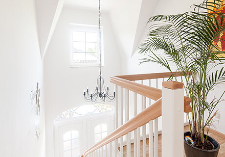 ECO System HAUS – Treppe aus Holz und mit weißem Geländer