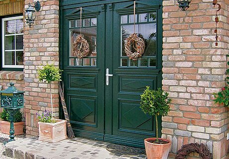 ECO System HAUS – Friesenhaus mit grüner Tür und rotem Stein