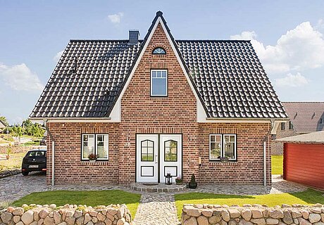 ECO System HAUS – Friesenhaus mit rotem Stein und dunklem Dach