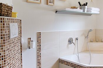 ECO System HAUS – Badezimmer mit Badewanne und WC