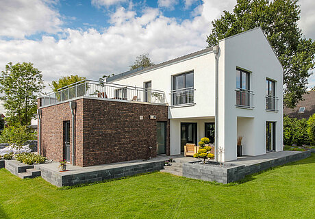 ECO System HAUS – Bauhaus Modern Classic mit weißem und rotbraunem Stein und großem Garten