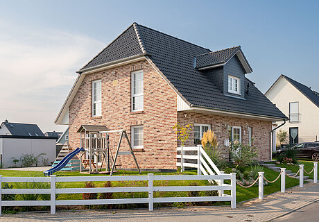 ECO System HAUS – Vario-Haus mit rotem Stein, weißen Fenstern und dunklem Dach