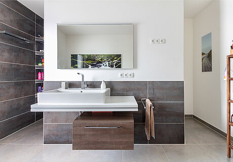 ECO System HAUS – Badezimmer in grau-weiß, Ansicht Waschbecken