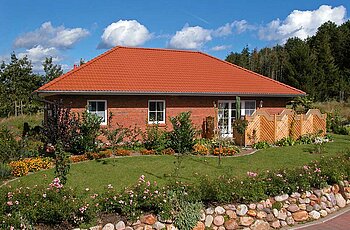 ECO System HAUS – Bungalow mit rotem Stein und rotem Dach