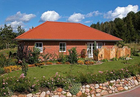 ECO System HAUS – Bungalow mit rotem Stein und rotem Dach