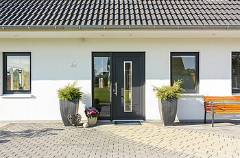 ECO System HAUS – Vario-Haus mit weißem Stein und dunkelgrauer Haustür
