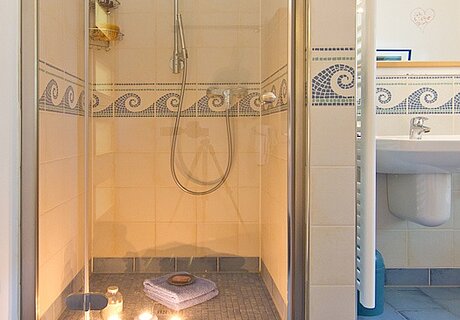 ECO System HAUS – Badezimmer mit blauen und weißen Fliesen, Ansicht Dusche