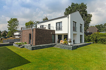 ECO System HAUS – Bauhaus Modern Classic mit weißem und rotbraunem Stein, Gartenansicht