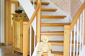ECO System HAUS – Treppe aus Holz mit weißen Elemente