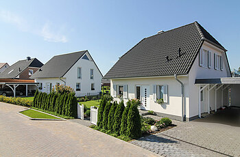 ECO System HAUS – Vario-Haus mit weißem Stein und dunklem Dach