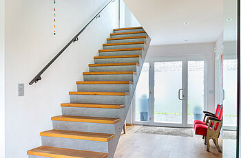 ECO System HAUS – Treppe mit Holz und grauem Stein