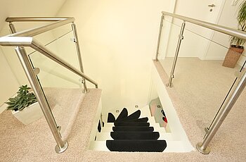ECO System HAUS – Treppe, weiß mit silbernem Geländer