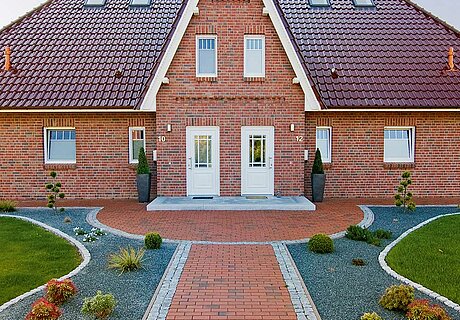 ECO System HAUS – Doppelhaus mit rotem Stein, rotem Dach und hellen Fenstern
