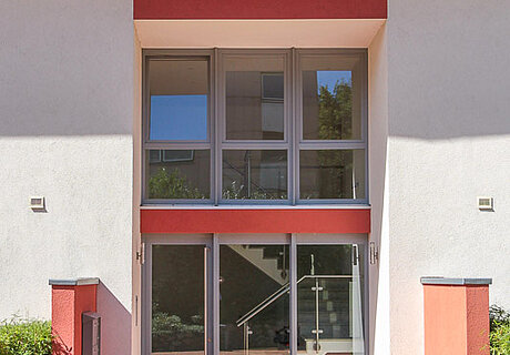 ECO System HAUS – Haustür eines Massivhauses, rot und grau